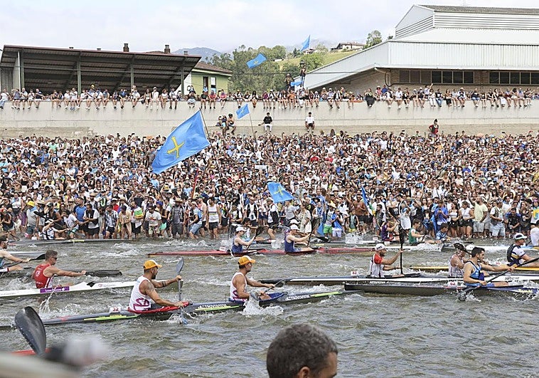 Piragüistas en el Descenso Internacional del Sella 2025.