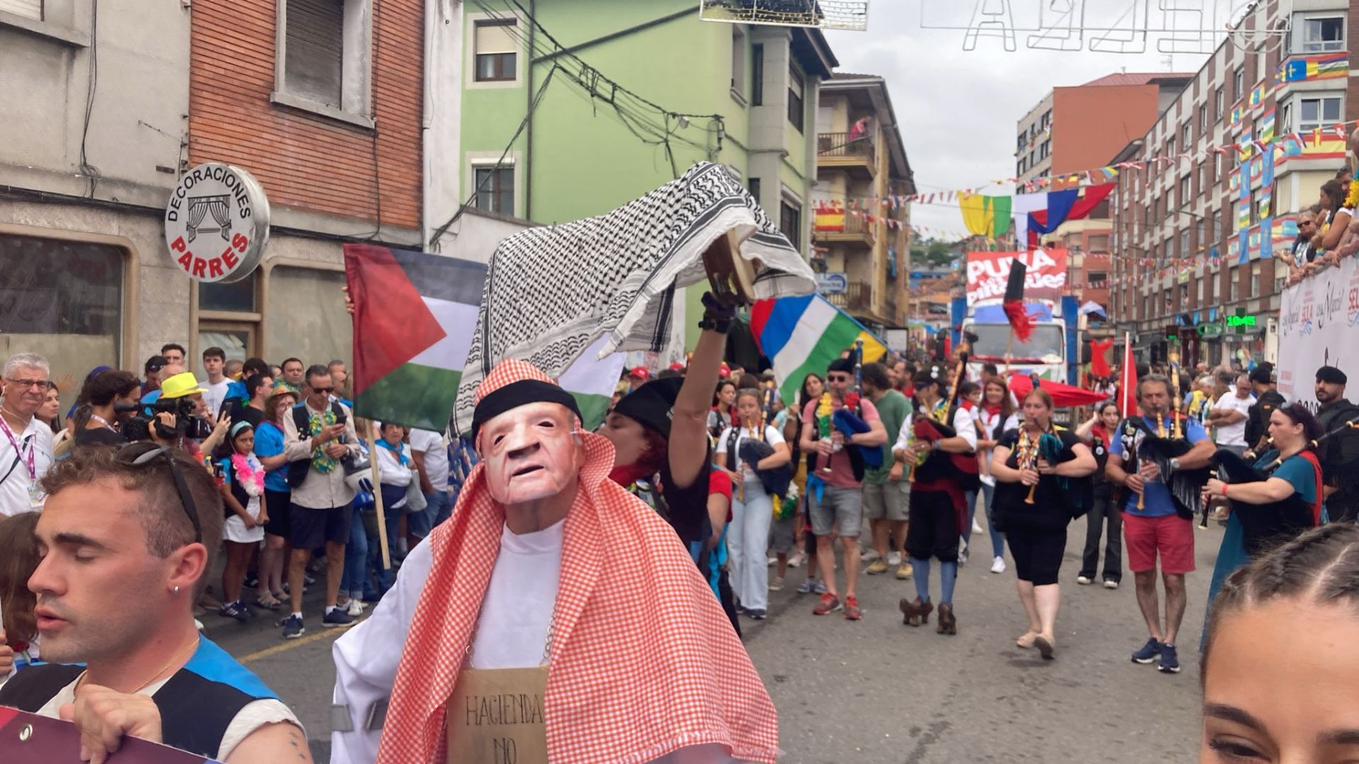 Así fue el desfile del Descenso del Sella 2025. ¡Búscate en las fotos!