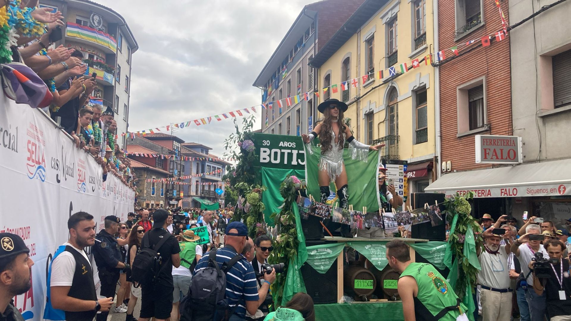 Así fue el desfile del Descenso del Sella 2025. ¡Búscate en las fotos!