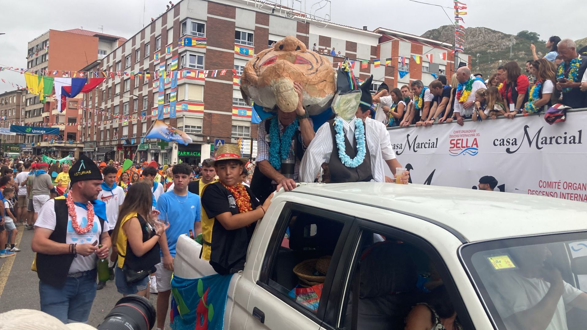 Así fue el desfile del Descenso del Sella 2025. ¡Búscate en las fotos!