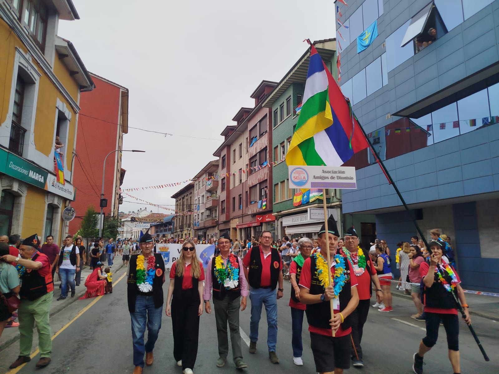 Así fue el desfile del Descenso del Sella 2025. ¡Búscate en las fotos!