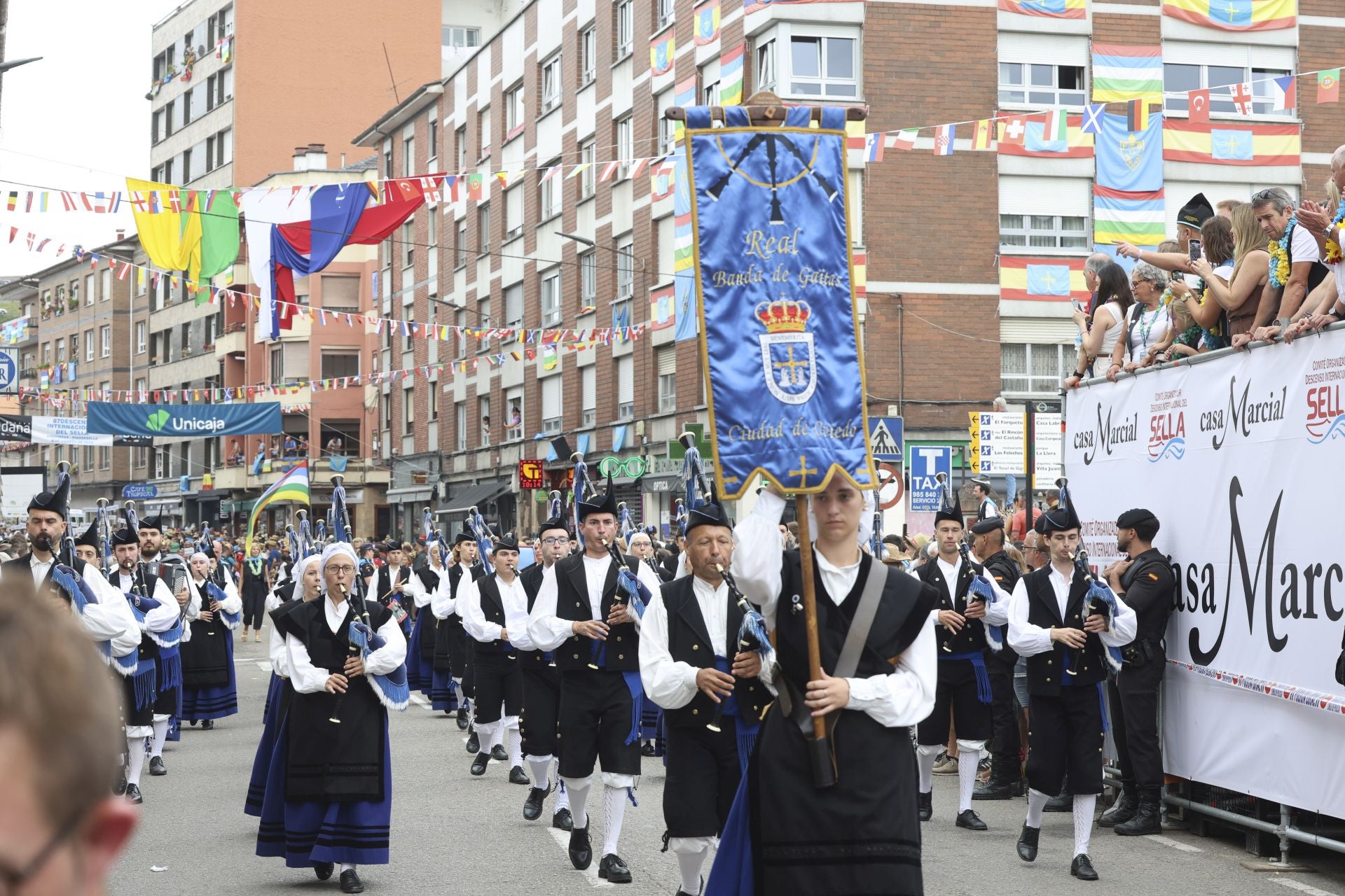Así fue el desfile del Descenso del Sella 2025. ¡Búscate en las fotos!