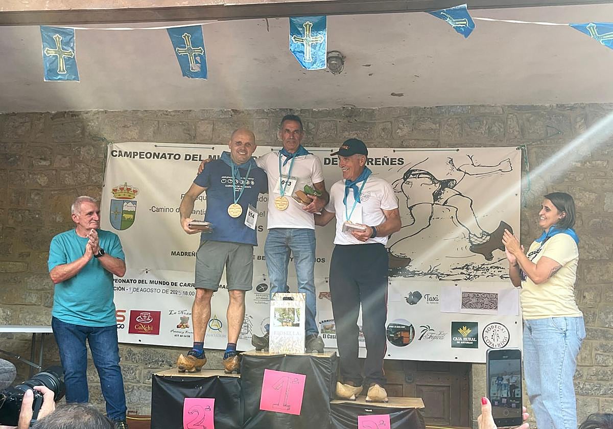 Más de 100 personas corren en la carrera en madreñes de Bezanes, en Caso