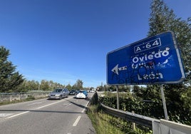 Nudo de conexión con la A-64 en Granda, principal acceso a Parque Principado, donde se va a construir una nueva glorieta.