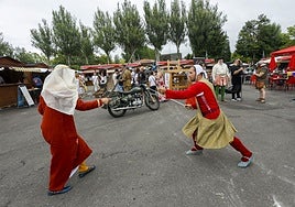 Katia Tkatcheva y Adrián Jesús González, peleando con espadas de puño.