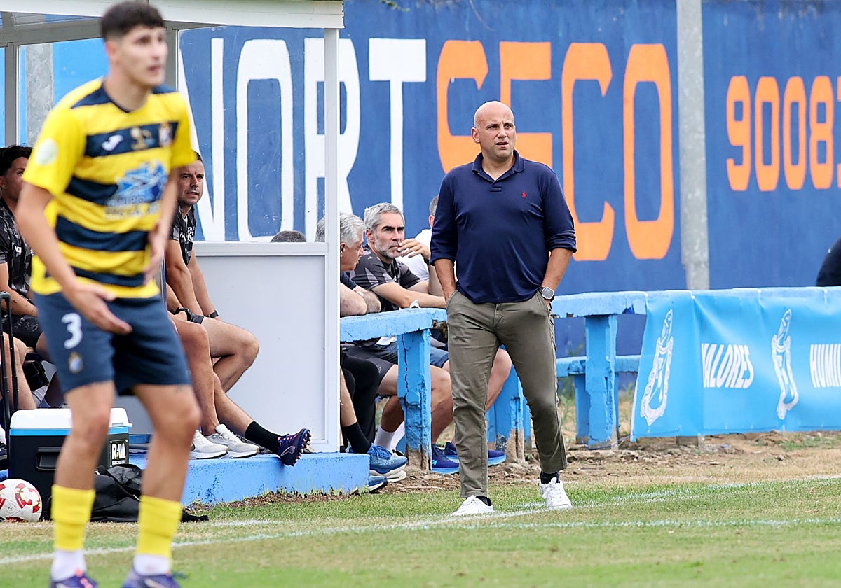 Rozada, en el banquillo del Real Avilés en el Marqués de la Vega de Anzo.