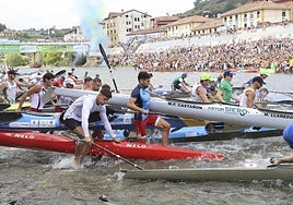 Los palistas se lanzan al río tras el cañonazo de salida ante la expectación de miles de asistentes al inicio de la competición.