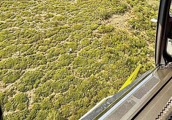 Imagen del rescate desde el helicóptero en Somiedo.