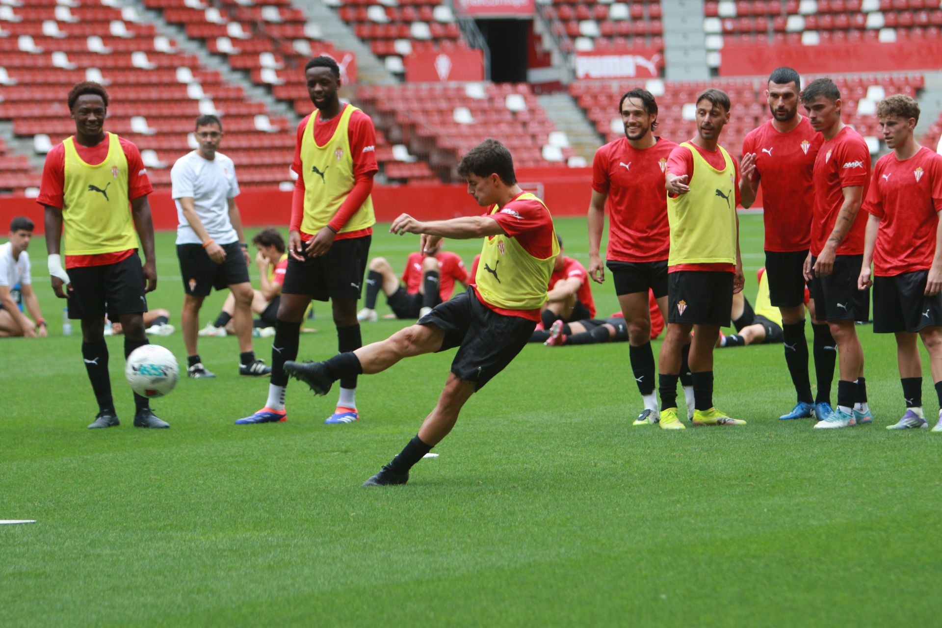 Entrenamiento del Sporting de Gijón con una gran sorpresa
