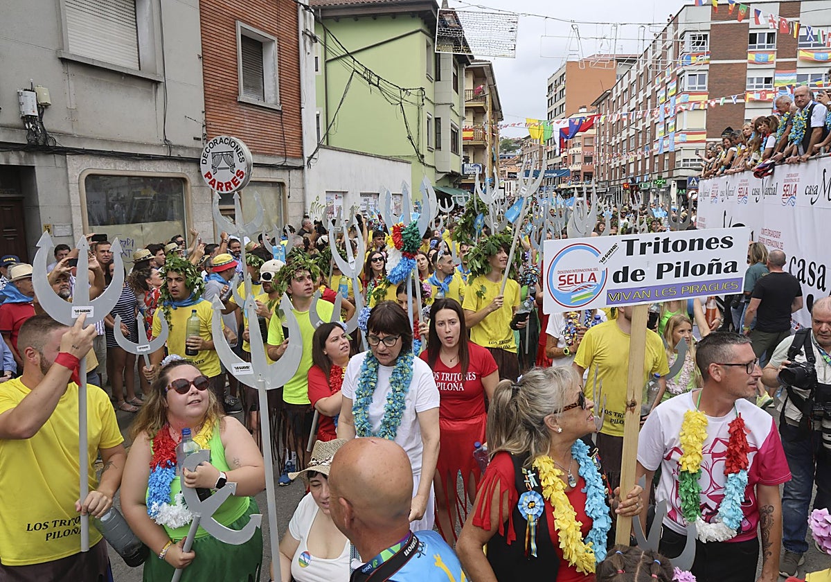 Los Tritones con sus icónicos tridentes, sus coronas de laurel y todo su humor al servicio de la folixa, que tomó ayer las calles en el tradicional preludio festivo de la prueba deportiva.