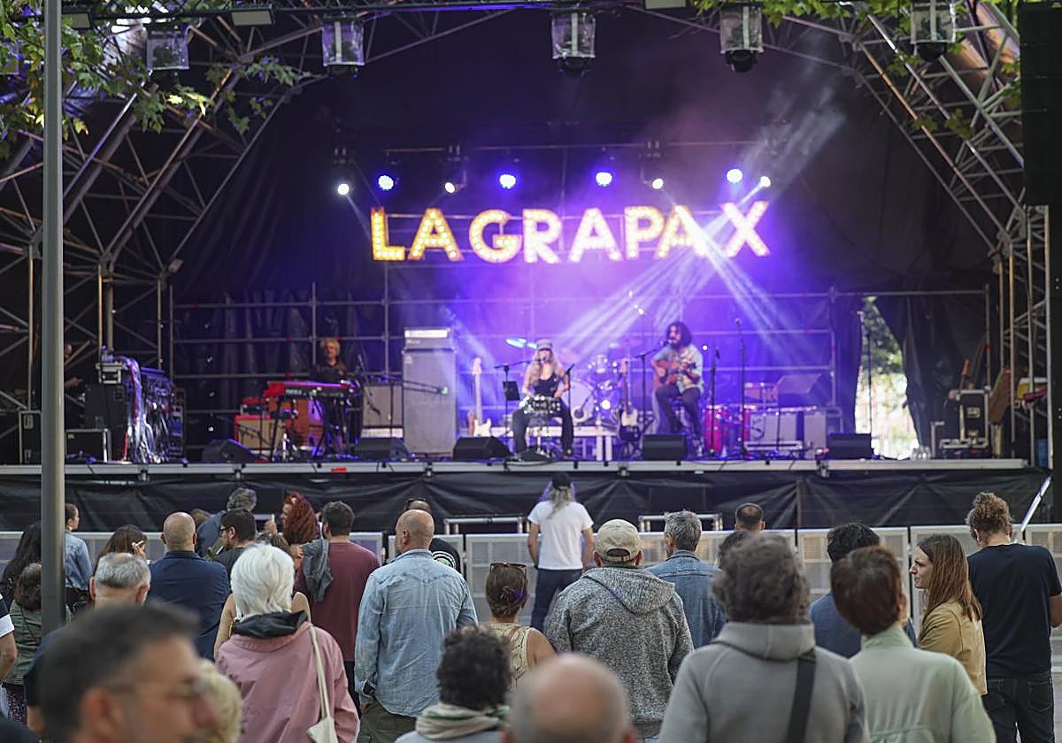 El escenario usado en La Grapa era del Ayuntamiento de Castrillón.