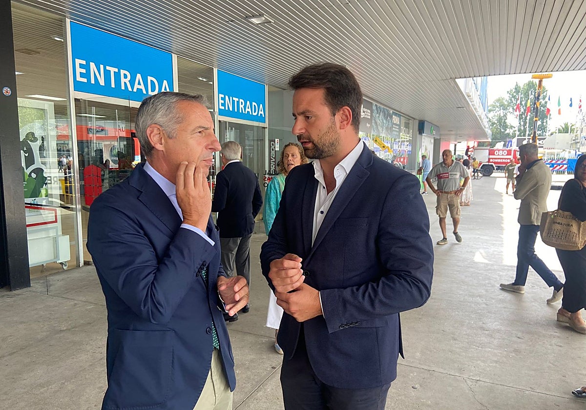 Pedro Ferrer y Álvaro Queipo departen a la entrada de la Feria Internacional de Muestras.