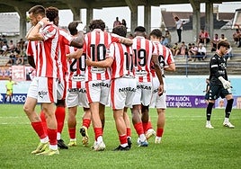 Los jugadores del Sporting de Gijón celebran el resultado ante el Arenteiro.