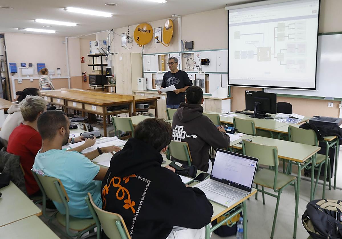 Estudiantes de FP en un aula del Centro Integrado de Formación Profesional Avilés.