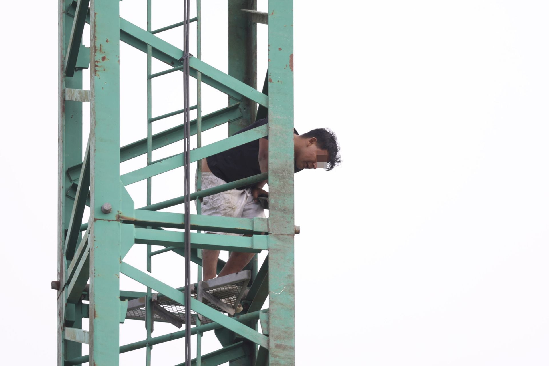 Detenido tras subirse a una grúa de obra de 30 metros en Montevil, en Gijón