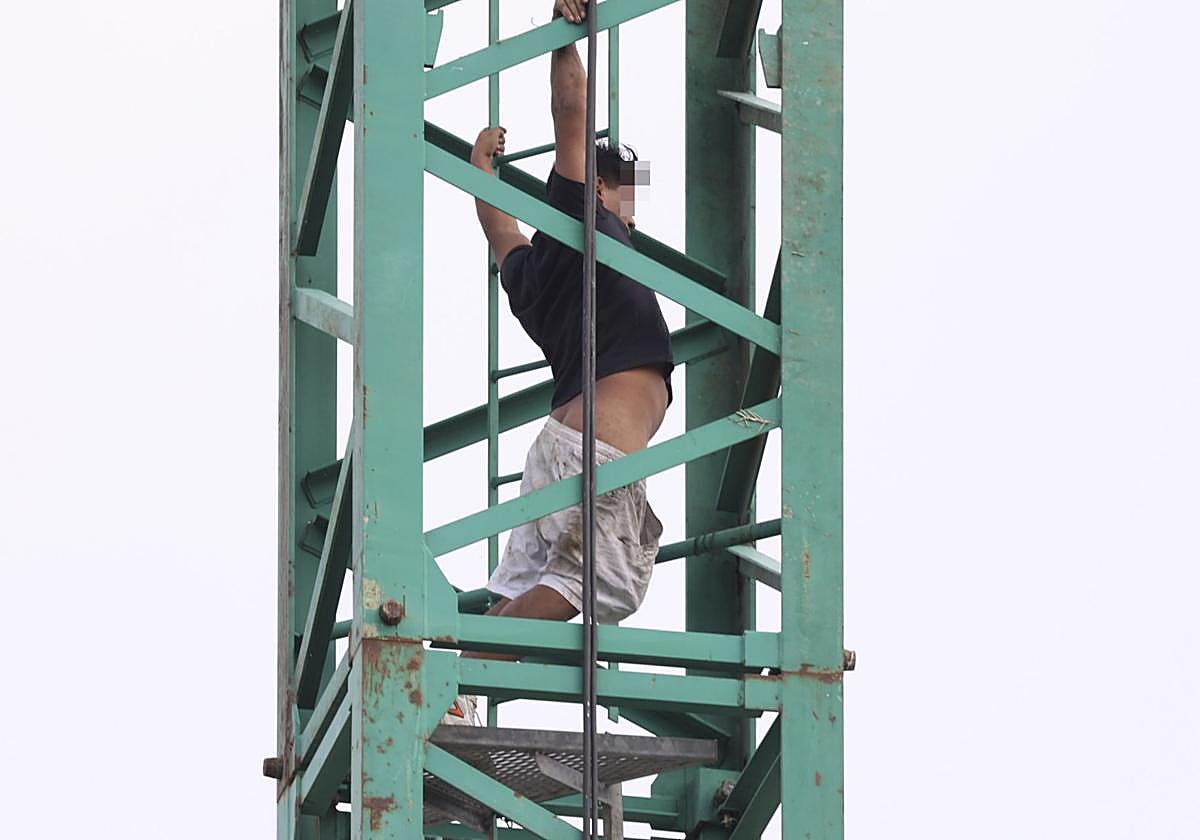 Detenido tras subirse a una grúa de obra de 30 metros en Montevil, en Gijón
