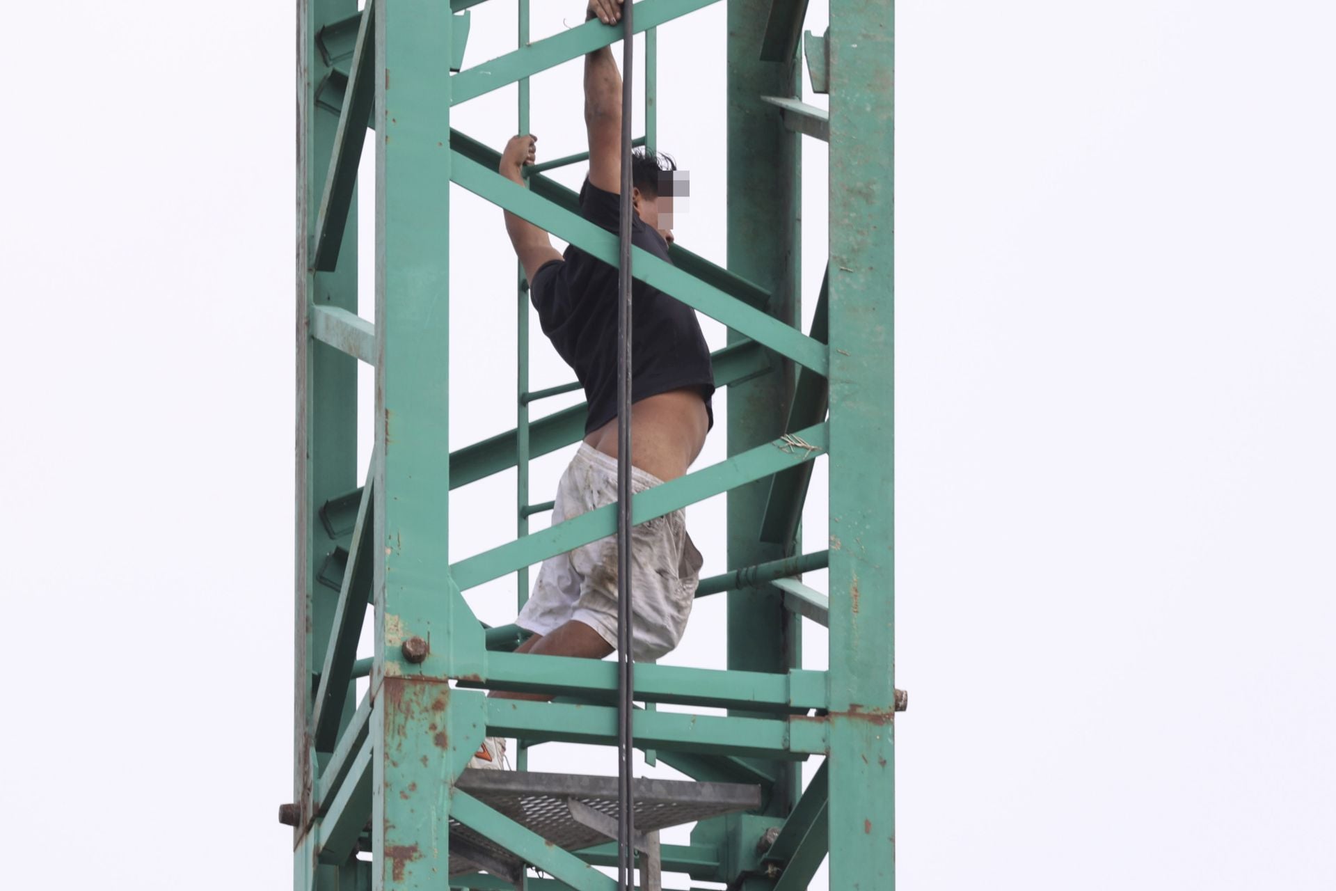 Detenido tras subirse a una grúa de obra de 30 metros en Montevil, en Gijón