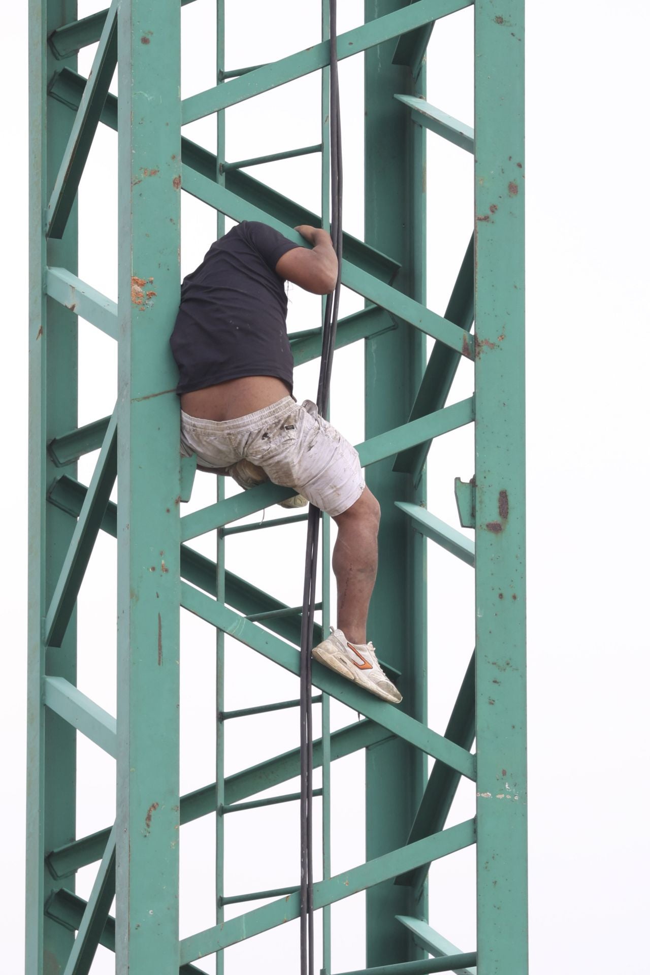 Detenido tras subirse a una grúa de obra de 30 metros en Montevil, en Gijón