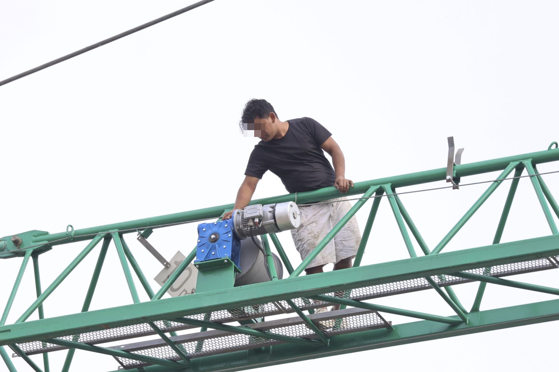 Detenido tras subirse a una grúa de obra de 30 metros en Montevil, en Gijón