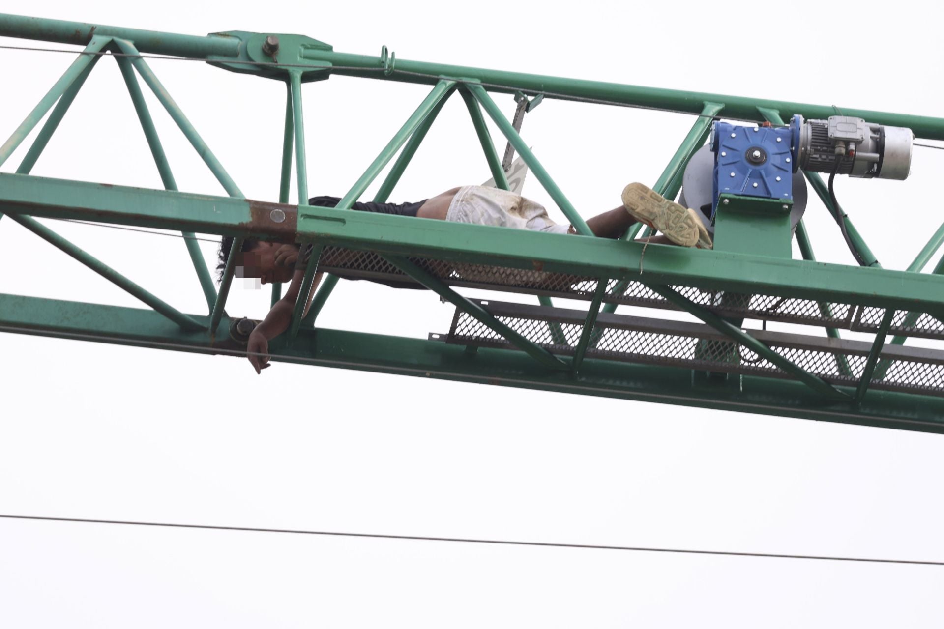 Detenido tras subirse a una grúa de obra de 30 metros en Montevil, en Gijón