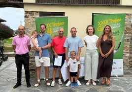 Los premiados posan en la tradicional foto de familia, en la clausura del Trofeo EL COMERCIO-ABANCA, en el Castropol Golf .