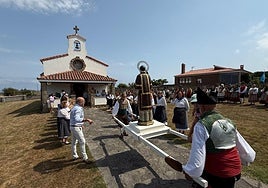 Llegada a la capilla de La Providencia del grupo Trebeyu y Les Pandereteres, con la imagen de San Lorenzo.