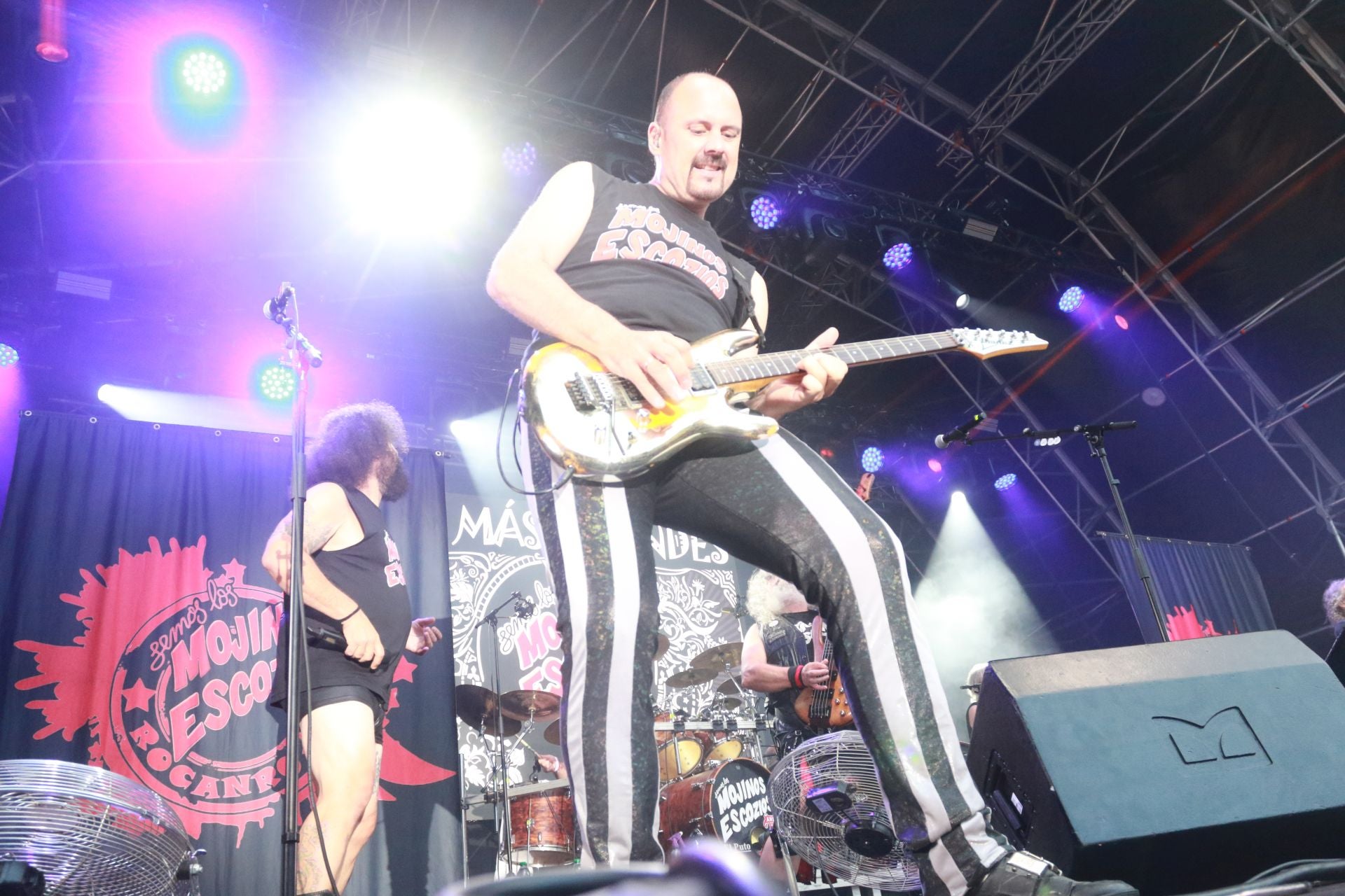 La plaza Mayor de Gijón se quedó pequeña para los Mojinos Escozíos
