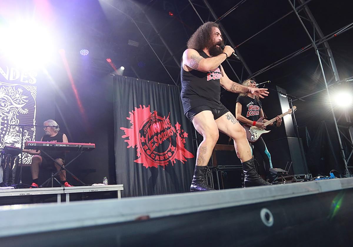La plaza Mayor de Gijón se quedó pequeña para los Mojinos Escozíos