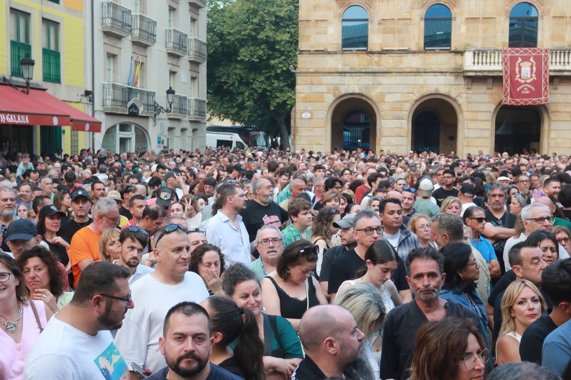 La plaza Mayor de Gijón se quedó pequeña para los Mojinos Escozíos