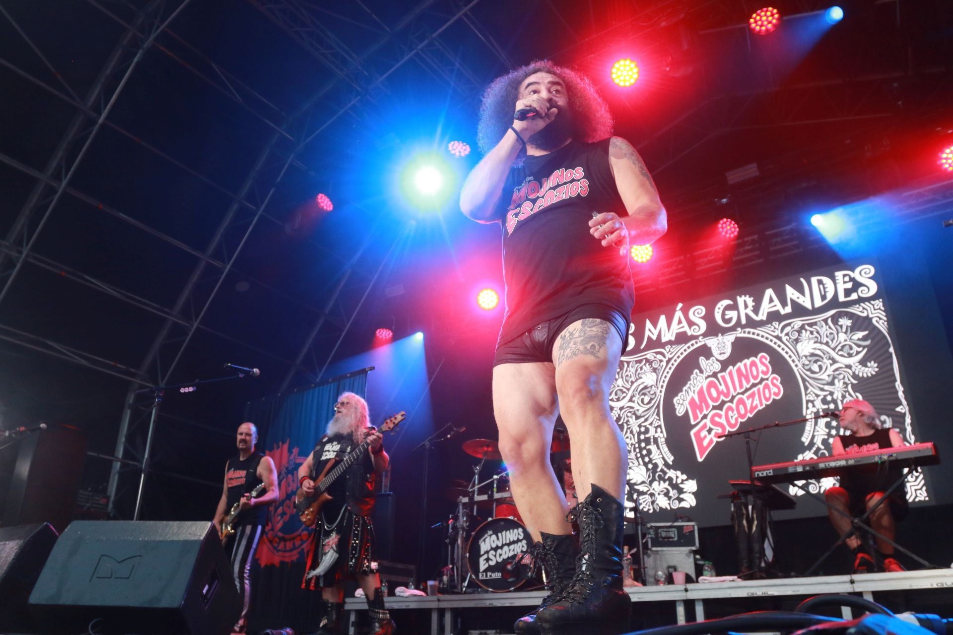 La plaza Mayor de Gijón se quedó pequeña para los Mojinos Escozíos
