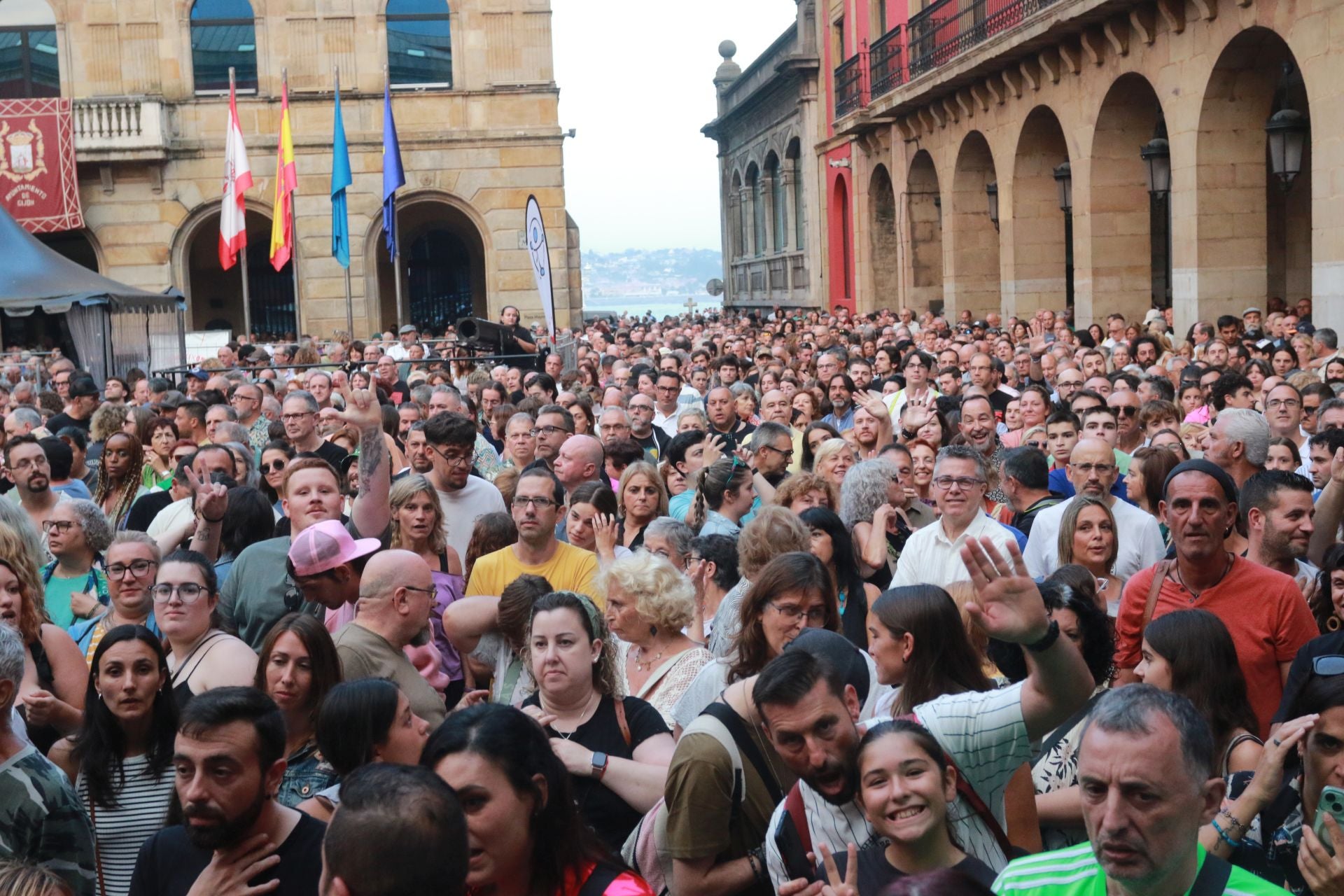 La plaza Mayor de Gijón se quedó pequeña para los Mojinos Escozíos
