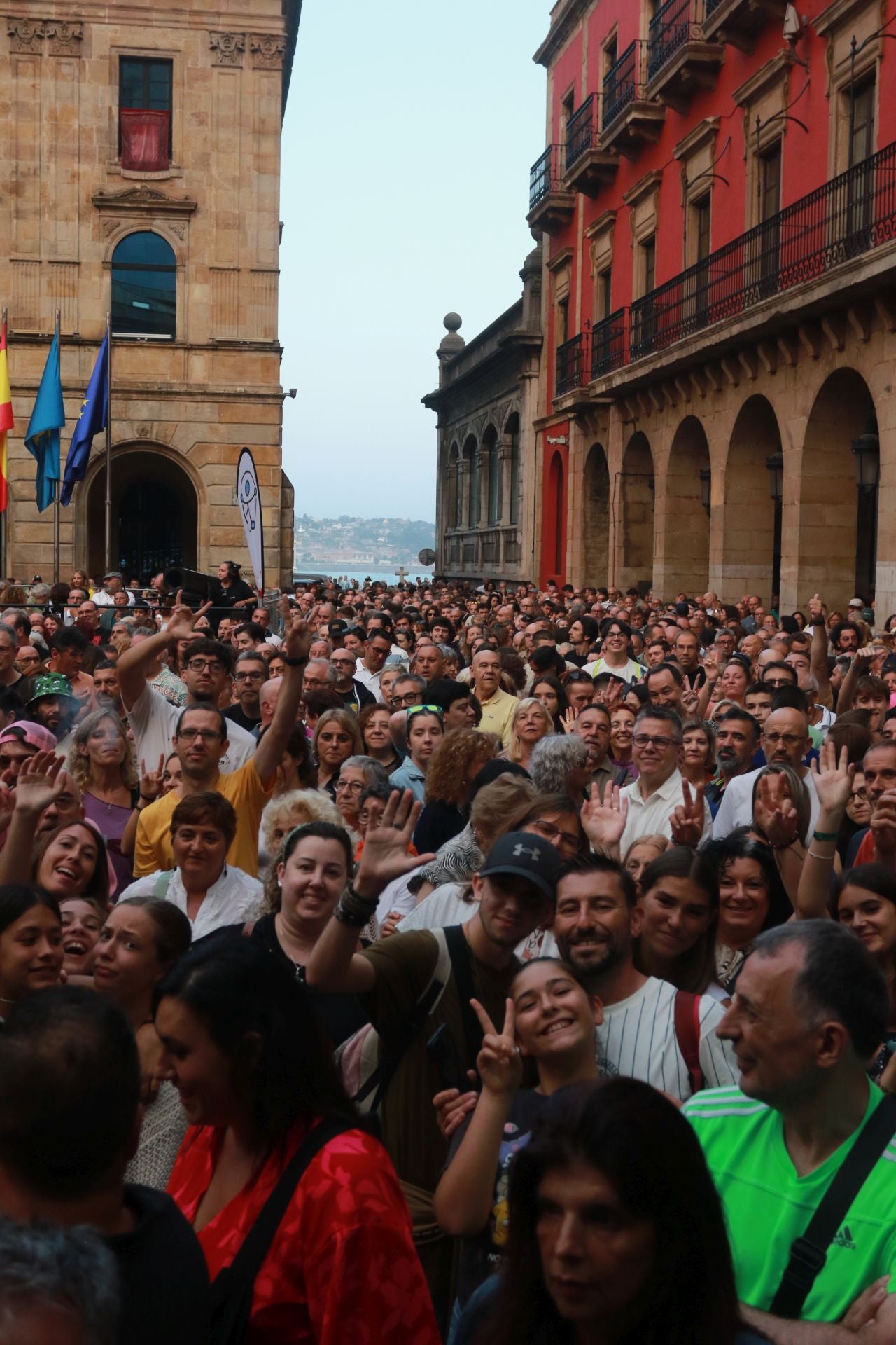 La plaza Mayor de Gijón se quedó pequeña para los Mojinos Escozíos