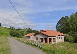 La casa de maestros y la antigua escuela de Sanzadornín.
