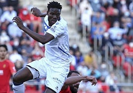 Mamadou Loum, en un lance del partido entre el Mallorca y el Deportivo Alavés de la temporada 2021-22.