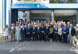 El galardonado, Samuel Trabanco, en el centro, acompañado de personalidades políticas regionales y locales, del banco SabadellHerrero, de la Cámara de Comercio de Gijón, del Ateneo Jovellanos, y por supuesto numerosos amigos y familiares de la empresa gijonesa, Sidra Trabanco.