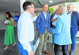 Ángel M. González, director de EL COMERCIO, recibe en el estand de la Fidma a la consejera de Salud, Concepción Saavedra, junto la viceconsejero de Política Sanitaria, Pablo García, el gerente del Sespa, Aquilino Alonso y el director general de Salud Pública y Atención a la Salud Mental, Ángel López.