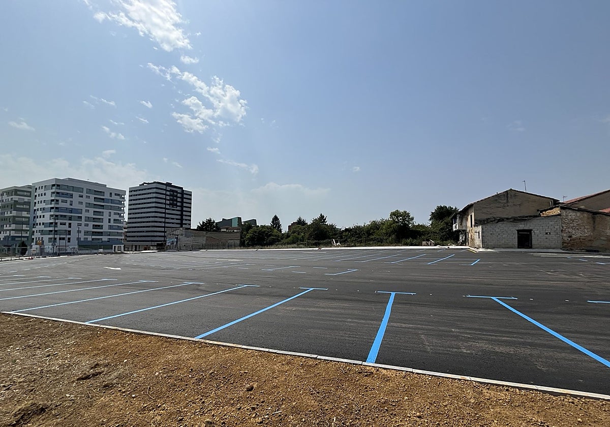 El nuevo aparcamiento disuasorio de Pola de Siero, al lado del auditorio, listo para entrar en servicio.