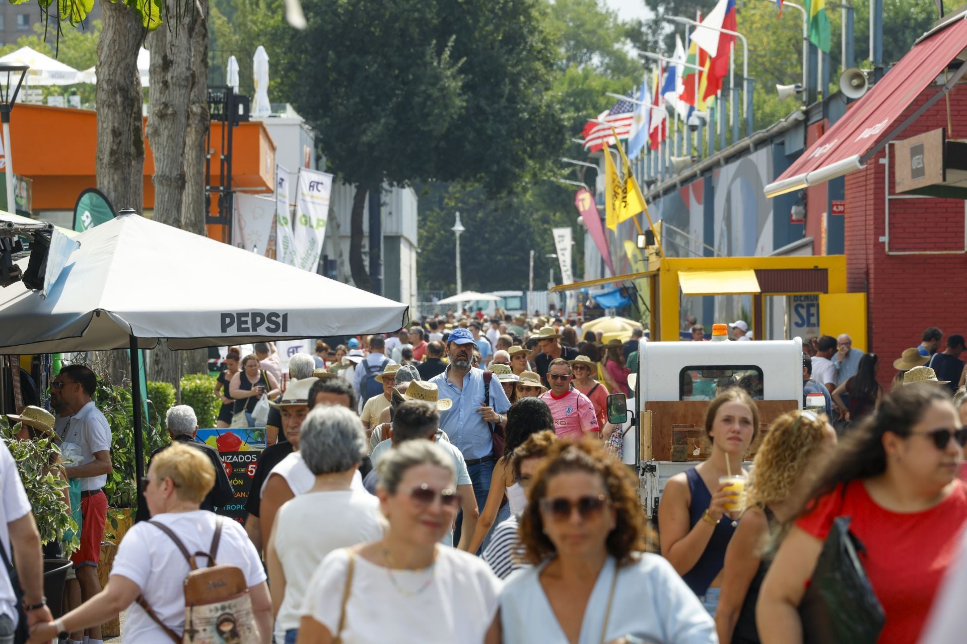 Sidra y mucho ambiente este lunes en la Feria de Muestras de Gijón