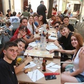 El grupo de amigos de Mario, Andrea, Sofía, Fran, Aitana, Marco, Aitana, Abraham, Claudia, Álvaro, Javi, Laura y Clara, de Madrid, comiendo en Cimavilla para coger fuerzas para bajar el Sella.