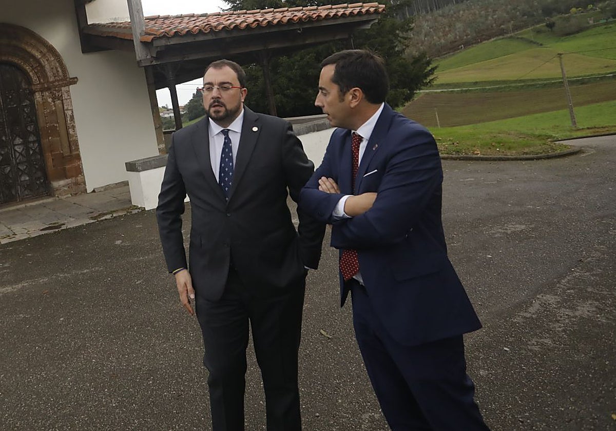 El presidente del Principado, Adrián Barbón, y el entonces alcalde de Llanera, Gerardo Sanz, en una visita al concejo en 2022