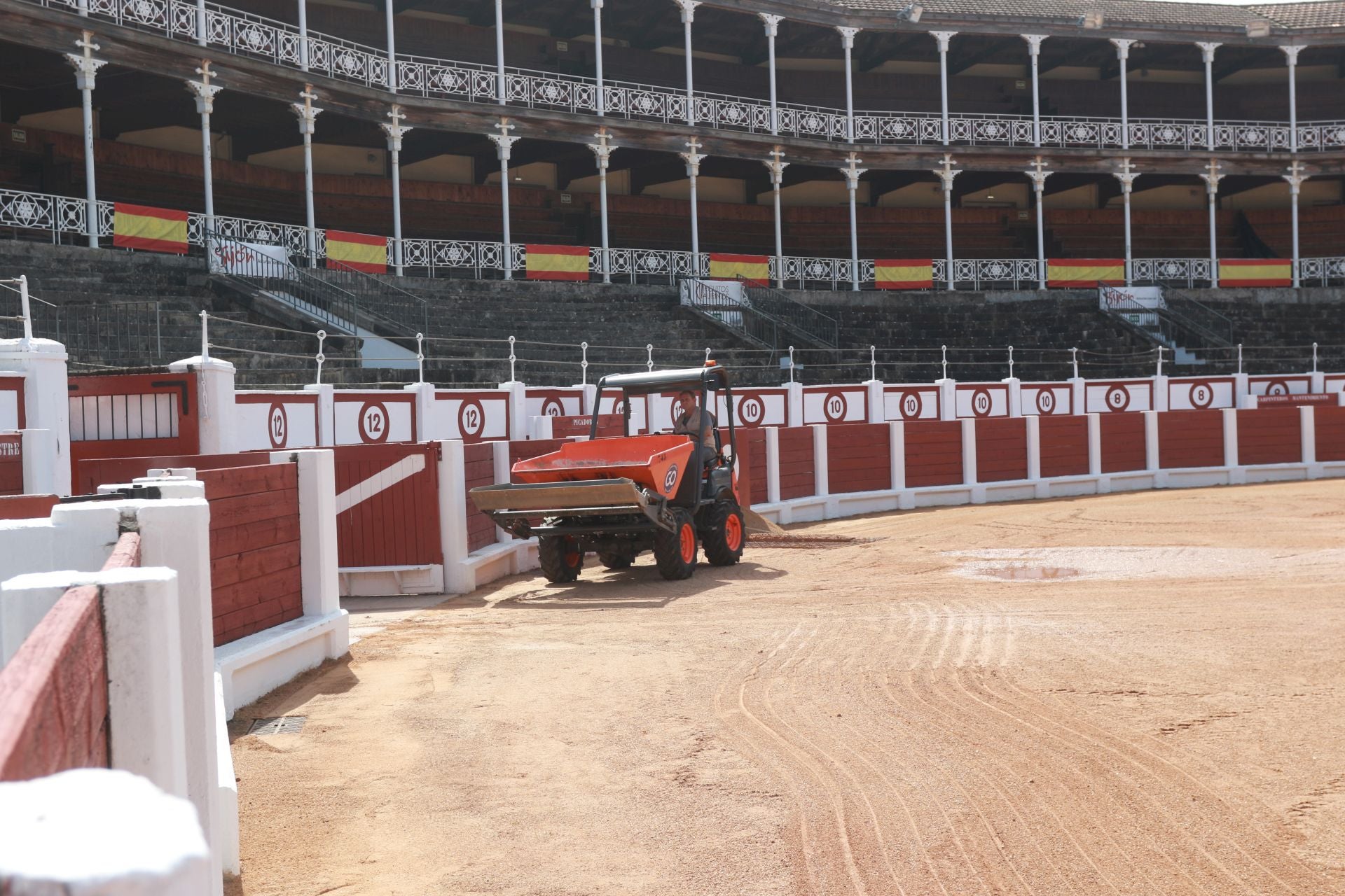 La plaza de toros de El Bibio se prepara para la Feria de Begoña
