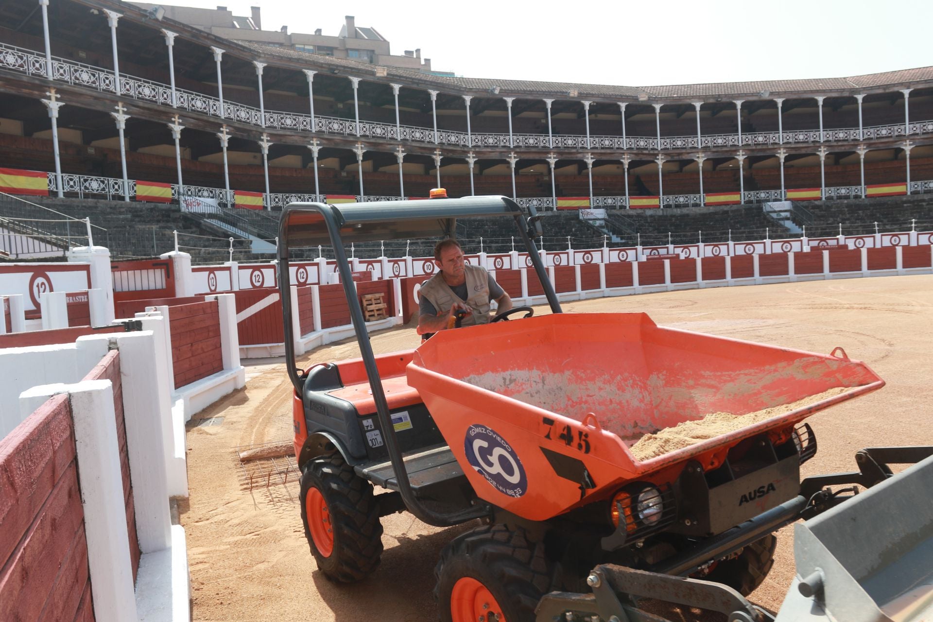 La plaza de toros de El Bibio se prepara para la Feria de Begoña