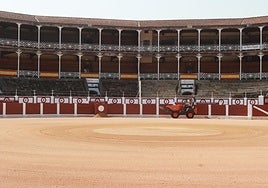 La plaza de toros de El Bibio se prepara para la Feria de Begoña
