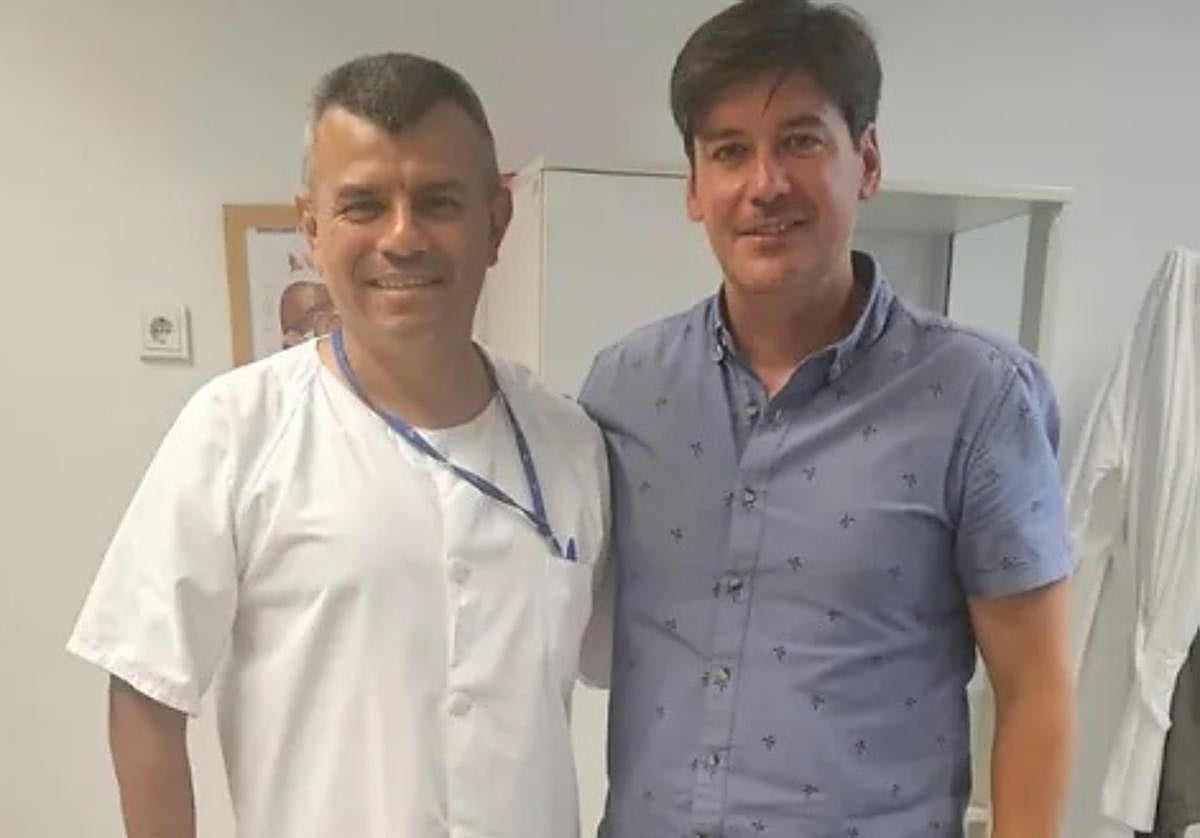 Borja Sánchez junto a su oncólogo, el Doctor Alfredo Castillo.