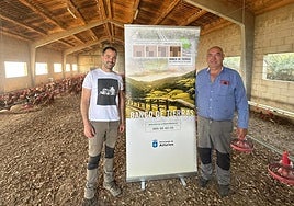Miguel y José Manuel Villabrille, en la explotación de la familia en Teixeira (Santalla de Oscos), donde hoy les visitó el gerente del Banco de Tierras, José Ramón Feito