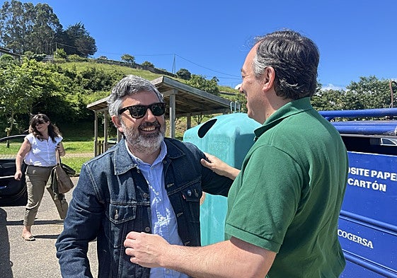 El consejero Alejandro Calvo, con el alcalde de Villaviciosa, Alejandro Vega.