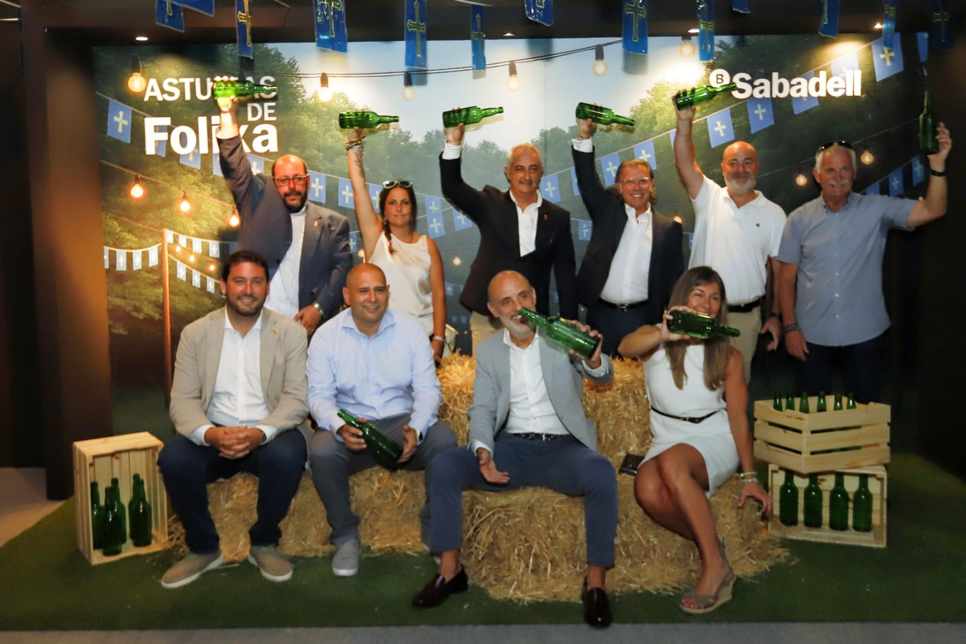 Representantes de la Corporación municipal de Carreño y de la Cámara de Comercio en el estand del banco SabadellHerrero