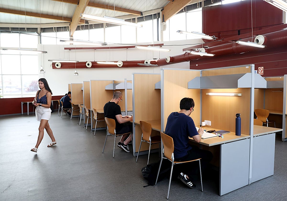 Varios estudiantes en el centro de estudios de Santullano.