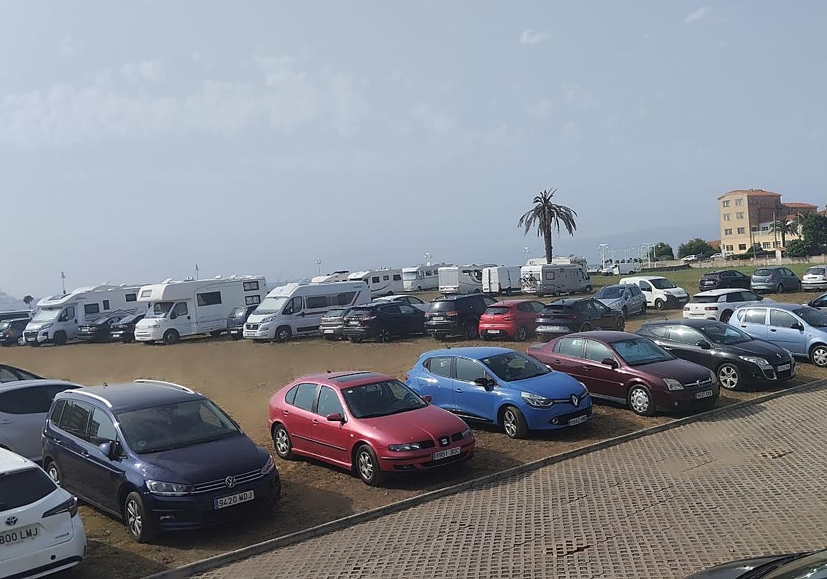 Terrenos donde se desarrollará la playa verde, ayer, invadidos por todo tipo de vehículos.