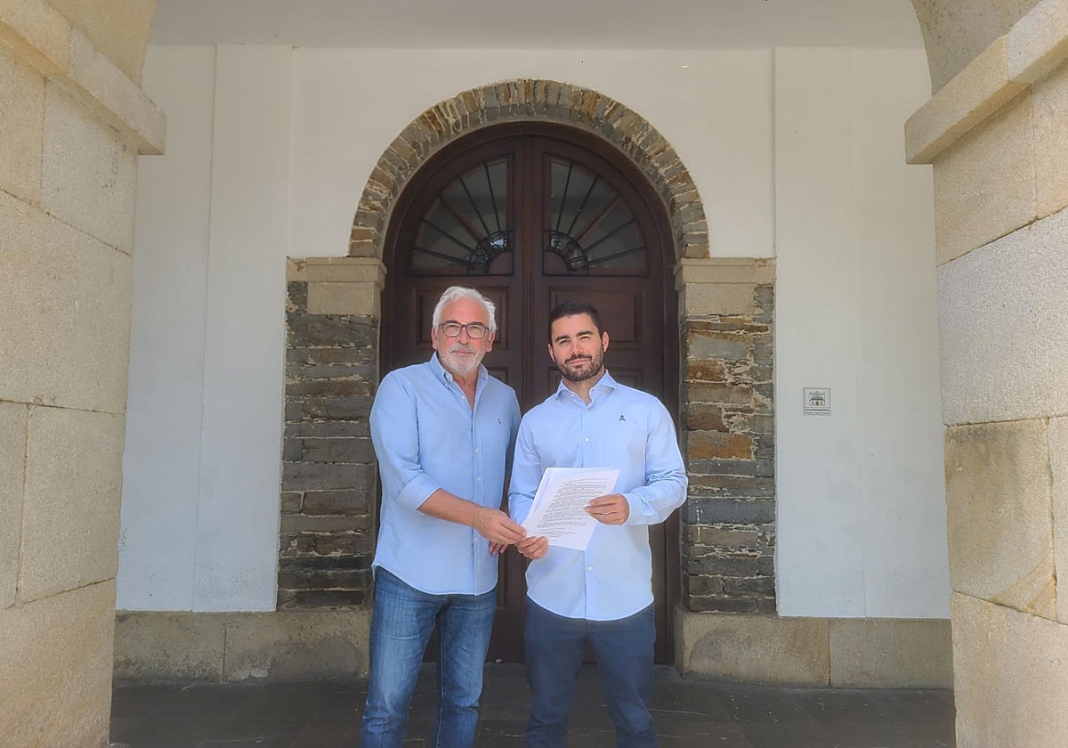 Los socialistas Mariano Santos y Alejandro López, con el formulario de alegación contra la mina de Salave, en Tapia.